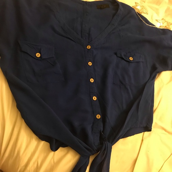 Blue crop top/loose fit with wood buttons - Picture 7 of 8